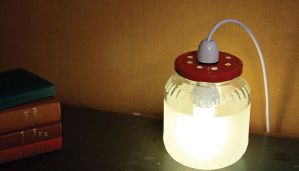 James Shaw, lampada da tavolo fatta con barattolo di vetro usato